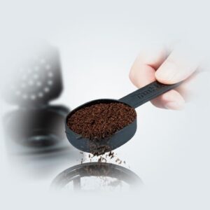 レギュラーコーヒーの粉を救っている計量スプーンの写真