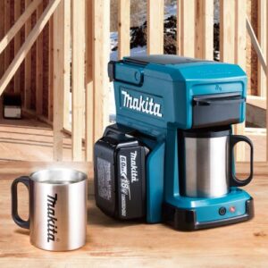 マキタの珈琲メーカーとその横に湯気が立っているマキタロゴの入ったステンレスマグカップの写真