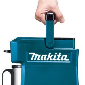 マキタのコーヒーメーカを持っている様子の写真